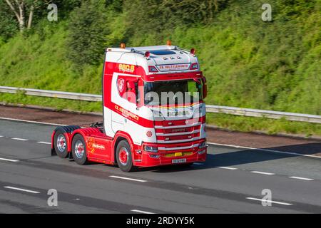 Mit dem Namen „HEDGEY“ ernannte Fahrerin der R.R Shuttleworth Scania Super S-Serie 600 Highline HGV-Traktoreinheit „Charlotte - Elizabeth“ auf der Autobahn M6 in Greater Manchester, Großbritannien Stockfoto