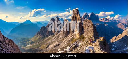 Panoramablick auf Rifugio Fonda Savio Hut, Torre Wundt, Cadini di Misurina Stockfoto