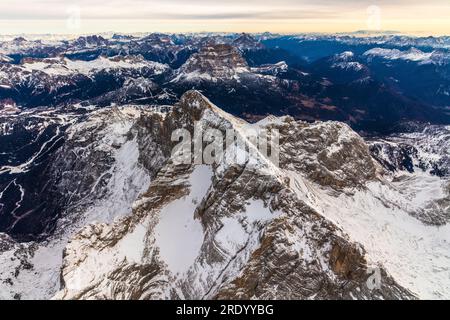 Blick aus der Vogelperspektive auf den schneebedeckten Monte Civetta, Ampezzo Dolomiten, Italien Stockfoto