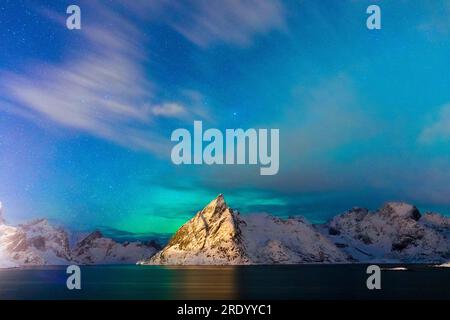 Sterne und Nordlichter auf Olstind und eiskaltes Meer, reine, Norwegen Stockfoto