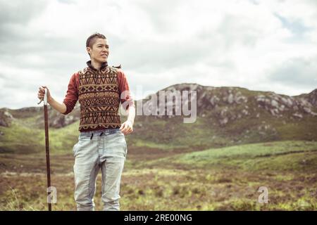 Aktive Wanderer im sonnigen schottischen Hochland Stockfoto