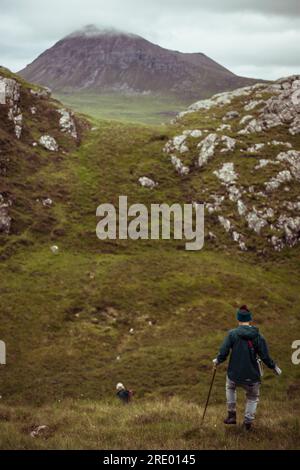 Frauen wandern in wilden Bergen in schottischen Highlands Stockfoto