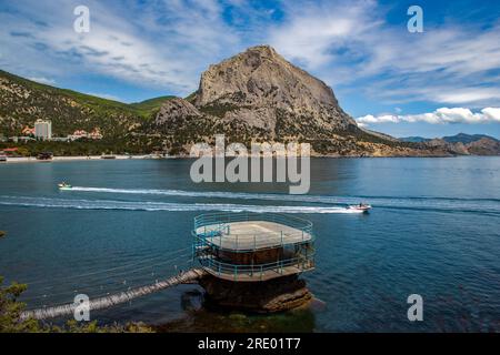 Aussichtsplattform auf dem Berg und zwei Boote Stockfoto