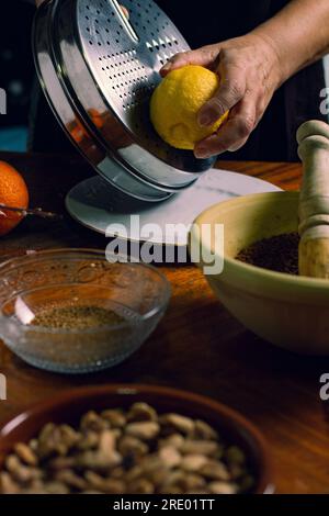 Ich bereite Süßigkeiten und Muffins zu Stockfoto