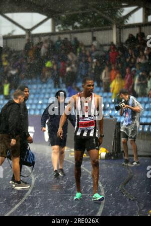 Manchester, England, 8. Juli 2023 Leichtathletik-Meisterschaften in Großbritannien und Probeveranstaltung für die Weltmeisterschaften in Budapest. Zharnel Hughes feiert den Sieg des 100m. Titels die Even fand in der Manchester Regional Arena, England ©GED Noonan/Alamy statt Stockfoto