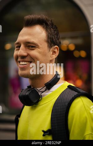 Emotionales Porträt eines jungen Mannes in der Stadt. Stockfoto