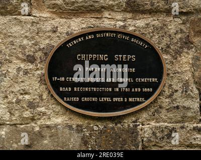 Die Chipping Steps sind eine Reihe mittelalterlicher Kopfsteinpflastertreppen, die einst den Eingang zur Cotswold-Stadt Tetbury in Gloucestershire bildeten. Ein malerisches Hotel Stockfoto