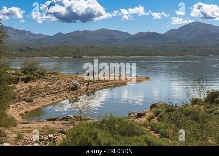 Angler am Ufer des Reservoirs Bartlett Lake, USA, Arizona, Bartlett Reservoir, Scottsdale Stockfoto