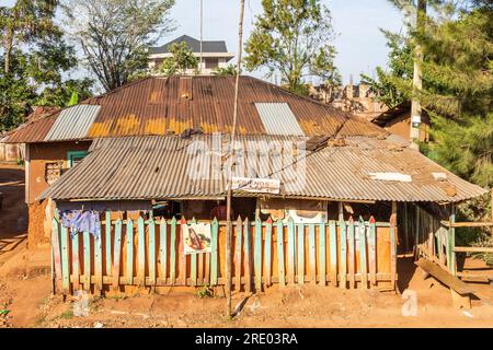 Einzelhaus in den Vororten von Entebbe, Uganda, aus Welleisen. Stockfoto