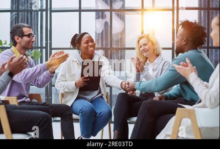 Führt eine Geschäftsausbildung mit einer Gruppe junger Menschen durch. Stockfoto