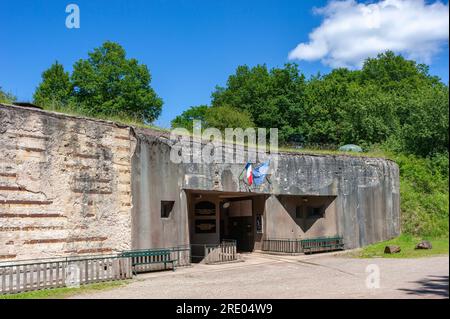 Bunker der ehemaligen Maginot-Linie, hier Munitionseingang der Artillerie Kalkofen, auch Panzerwerk 615, Lembach, Elsass, Frankreich, Europa Stockfoto