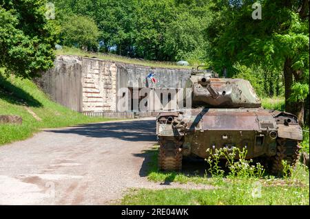 Bunker der ehemaligen Maginot-Linie, hier Munitionseingang der Artillerie Kalkofen, auch Panzerwerk 615, Lembach, Elsass, Frankreich, Europa Stockfoto