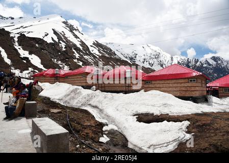 Kedarnath ist eine der heiligsten Wallfahrtsorte von Lord Shiva im Bezirk Rudraprayag der Region Garhwal in Uttarakhand. Kedarnath ist einer der Char Dham in Uttarakhand und der wichtigste dham unter Panch kedar. Kedarnath liegt auf einer Höhe von 3586 m, auf dem Schoß der majestätischen Berggipfel und in der Nähe des Flusses Mandakini, Kedarnath Range ist einer der zwölf Jyotirlingas von Lord Shiva. Indien. Stockfoto