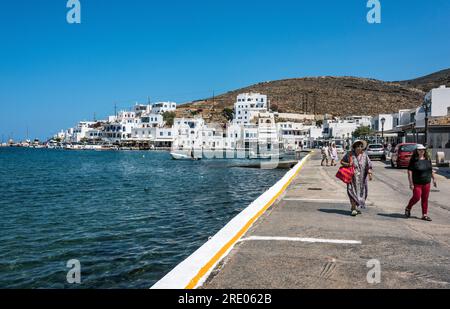 Hafenfront bei Panoros, Tinos, Griechenland. Stockfoto