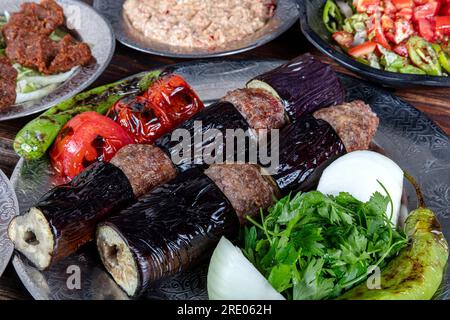 Türkische Kebab Aubergine und Fleischbällchen. Frisch gegrillte Auberginen-Kebabs. Traditionelle türkische Kebabs, Auberginen-Kebab. Stockfoto