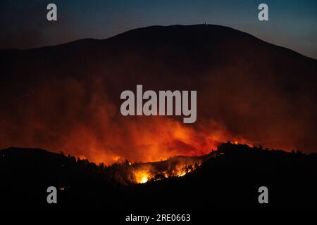 Der Berg Attavyros ist umgeben von höllischen Waldbränden in Rhodos. Stockfoto