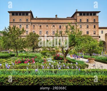 Der Herzogspalast in Mantua, Italien. Der Giardino dei Semplici aus dem 17. Jahrhundert (Simples Garden), weil dort Heilpflanzen oder „einfache“ Pflanzen angebaut wurden. Stockfoto