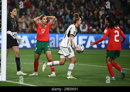 Melbourne, Australien. 24. Juli 2023. Fußball, Frauen: Weltmeisterschaft, Deutschland - Marokko, Vorrunde, Gruppe H, Matchday 1, Melbourne Rectangular Stadium: Deutschlands Lina Magull (2. von rechts) bringt den Ball aus dem Tor, nachdem Marokkos Hanane Ait El Haj (2. von links) ein eigenes Tor geschossen hat. Marokkos Torhüter Khadija Er-Rmichi (l) und Marokkos Zineb Redouani (r) sind überwältigt. Kredit: Sebastian Christoph Gollnow/dpa/Alamy Live News Stockfoto