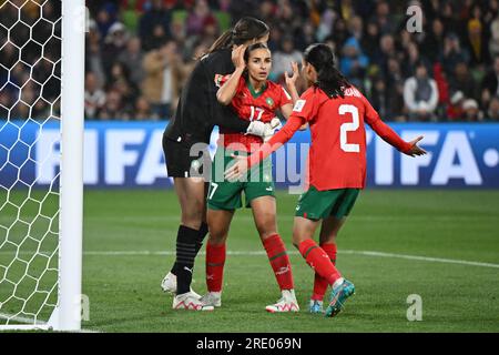 Melbourne, Australien. 24. Juli 2023. Fußball, Frauen: Weltmeisterschaft, Deutschland-Marokko, Vorrunde, Gruppe H, Matchday 1, Melbourne Rectangular Stadium: Marokkos Torhüterin Khadija Er-Rmichi (l) beherbergt Marokkos Hanane Ait El Haj (2. km von links), die von ihrem eigenen Ziel, es zwischen 4 und 0 km zu schaffen, begeistert ist. Marokkos Zineb Redouani (r) eilt in die Gestikulation. Kredit: Sebastian Christoph Gollnow/dpa/Alamy Live News Stockfoto