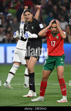 Melbourne, Australien. 24. Juli 2023. Fußball, Frauen: Weltmeisterschaft, Deutschland - Marokko, Vorrunde, Gruppe H, Matchday 1, Melbourne Rectangular Stadium: Marokkos Hanane Ait El Haj (r) ist nach ihrem eigenen Tor überwältigt. Die marokkanische Torhüterin Khadija Er-Rmichi (m) schreit ihre Frustration heraus. Kredit: Sebastian Christoph Gollnow/dpa/Alamy Live News Stockfoto