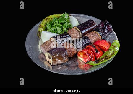 Türkische Kebab Aubergine und Fleischbällchen. Frisch gegrillte Auberginen-Kebabs. Traditionelle türkische Kebabs, Auberginen-Kebab. Stockfoto