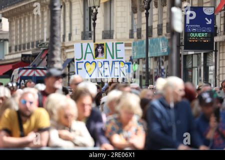 Paris, Frankreich. 24. Juli 2023. Atmosphäre während der Beerdigung der britischen Sängerin und Schauspielerin Jane Birkin am 24. Juli 2023 in der Kirche Saint Roch in Paris, Frankreich, die am 16. Juli 2023 in Paris im Alter von 76 Jahren verstarb. Foto von Nasser Berzane/ABACAPRESS.COM Kredit: Abaca Press/Alamy Live News Stockfoto