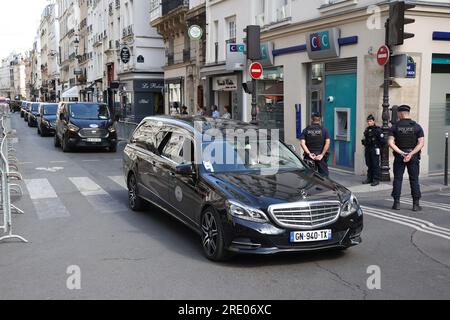 Paris, Frankreich. 24. Juli 2023. Der Sarg während der Beerdigung der Sängerin und Schauspielerin Jane Birkin, die am 16. Juli 2023 in Paris im Alter von 76 Jahren starb, in der Kirche Saint Roch in Paris, Frankreich, am 24. Juli 2023. Foto von Nasser Berzane/ABACAPRESS.COM Kredit: Abaca Press/Alamy Live News Stockfoto