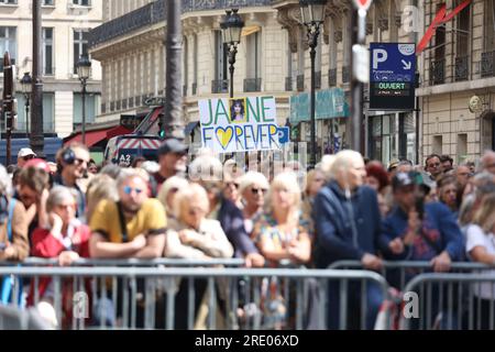 Paris, Frankreich. 24. Juli 2023. Atmosphäre während der Beerdigung der britischen Sängerin und Schauspielerin Jane Birkin am 24. Juli 2023 in der Kirche Saint Roch in Paris, Frankreich, die am 16. Juli 2023 in Paris im Alter von 76 Jahren verstarb. Foto von Nasser Berzane/ABACAPRESS.COM Kredit: Abaca Press/Alamy Live News Stockfoto