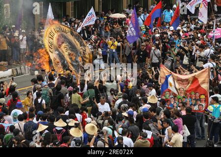 Quezon, Philippinen. 24. Juli 2023. Demonstranten verbrennen vor seiner zweiten Rede zur Lage der Nation eine Statue des philippinischen Präsidenten Ferdinand Marcos Jr. Ein Protest für das erste Jahr der Marcos-Regierung und für die zweite Rede des Präsidenten zur Lage der Nation. Multisektorale Gruppen, die ihre Anliegen zu verschiedenen sozialen Fragen zum Ausdruck bringen. (Foto: Earvin Perias/SOPA Images/Sipa USA) Guthaben: SIPA USA/Alamy Live News Stockfoto