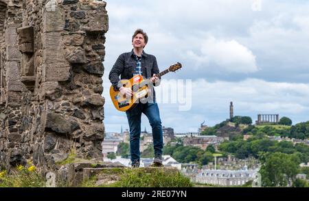 St Anthony's Chapel Holyrood Park, Edinburgh, Schottland, Großbritannien, 24. Juli 2023. Mike Baillie Musikvideo für Fringe Show: Frontman von Band The Lonely Together filmt ein neues Musikvideo für seine Debüt-Fringe-Show Endless Sunset Oblivion, die die Geschichte eines jungen Songwriters Reuben erzählt, der versucht, die beschleunigten Probleme der Welt zu bekämpfen. Der Song im Video wurde an diesem Ort geschrieben. Kredit: Sally Anderson/Alamy Live News Stockfoto