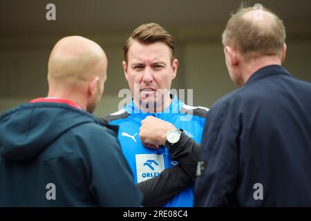 Kiel, Deutschland. 24. Juli 2023. Handball: Bundesliga, THW Kiel Training Kick-off, Stadion des Christian Albrechts University Sports Forum. Filip Jicha, Kieles Coach, spricht am Rande des Trainings seines Teams mit Pressemitgliedern. Kredit: Gregor Fischer/dpa/Alamy Live News Stockfoto