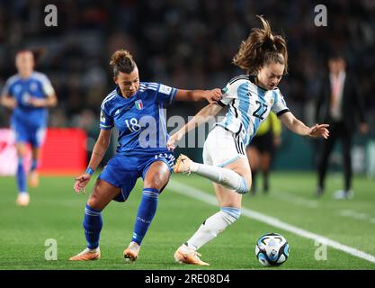 Auckland, Neuseeland. 24. Juli 2023. Estefania Banini (R) aus Argentinien spielt mit Arianna Caruso aus Italien während des Gruppenspiels G bei der FIFA Women's World Cup Australia & Neuseeland 2023 in Auckland, Neuseeland, 24. Juli 2023. Kredit: Qin Lang/Xinhua/Alamy Live News Stockfoto