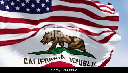 Die kalifornische Staatsflagge und die amerikanische Flagge, die im Wind winkt, mit einem Braunbären und der Aufschrift „California Republic“. Rendern der 3D-Darstellung. Fl Stockfoto