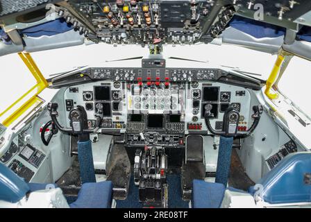 Cockpit eines US Air Force Boeing KC-135 Tankflugzeugs bei RAF Mildenhall, Suffolk, Großbritannien. Steuerhebel und Instrumententafel Stockfoto