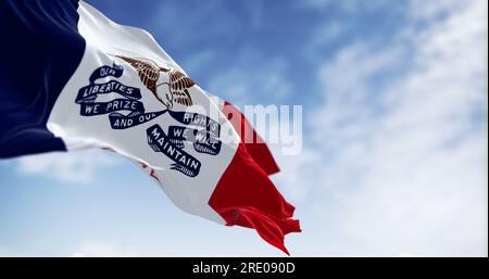 Iowa Staatsflagge, die an klaren Tagen im Wind winkt. Drei vertikale Streifen in Blau, Weiß und Rot, mit einem Weißkopfseeadler in der Mitte. 3D Abbildung RE Stockfoto