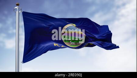 Die Flagge des Bundesstaates Kansas winkt im Wind an klaren Tagen. Kansas ist ein Bundesstaat im Mittleren Westen der USA. Rendern der 3D-Darstellung. Geriffelter Stoff. Stockfoto