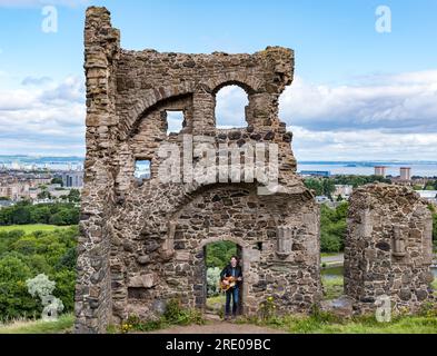 St Anthony's Chapel Holyrood Park, Edinburgh, Schottland, Großbritannien, 24. Juli 2023. Mike Baillie Musikvideo für Fringe Show: Frontman von Band The Lonely Together filmt ein neues Musikvideo für seine Debüt-Fringe-Show Endless Sunset Oblivion, die die Geschichte eines jungen Songwriters Reuben erzählt, der versucht, die beschleunigten Probleme der Welt zu bekämpfen. Der Song im Video wurde an diesem Ort geschrieben. Kredit: Sally Anderson/Alamy Live News Stockfoto