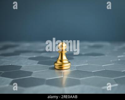 Das kleine goldene Schachspiel steht allein auf einem sechseckigen Schachbrett auf blauem Hintergrund. Anführer, Influencer, einsam, Commander, stark, Und Stockfoto