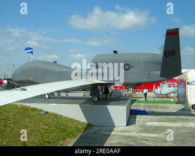 Northrop Grumman RQ-4 Global Hawk, UAV in großer Höhe, ferngesteuertes Überwachungsflugzeug auf der Farnborough International Airshow 2004 Stockfoto