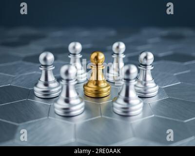 Das goldene Schachfiguren, das in der Mitte der silbernen Schachfiguren-Gruppe auf einem sechseckigen Hintergrund steht, hebt sich von der Menge ab. Leadersh Stockfoto