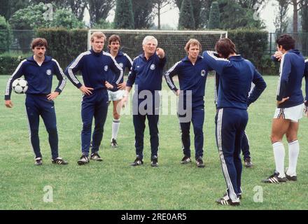 ARCHIVFOTO: Karl-Heinz FOERSTER wird am 25. Juli 2023 65 Jahre alt, Jupp DERWALL (4. von links nach rechts), Deutschland, nationaler Fußballtrainer, beobachtet das Training und die Punkte, auch die Nationalspieler Klaus ALLOFS, Hans-Peter BRIEGEL, Ronald BORCHERS, Hansi MÜLLER, Karl-Heinz FOERSTER, Bernhard DIETZ, Querformat, undatiertes Foto (ca. 1981)? SVEN SIMON, Prinzessin Luise Str. Stockfoto