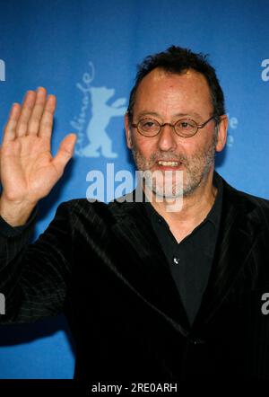 Archivfoto: Der Schauspieler Jean Reno wird am 30. Juli 2023 75 Jahre alt sein, Fotoaufruf „Pink Panther 2" „The Rosarote Panther 2" Schauspieler Jean Reno, Frankreich, Portrait, Portrait, Competition Au? In Berlin, Berlinale, 12.02.2009? Sven Simon, Prinzess-Luise-Str. 41#45479 Mülheim/Ruhr#Tel.0208/9413250#Fax 0208/9413260#KTO 244 293 433 P Ostbank E ssen BLZ 360 100 43#www.svensimon.net#E-email: svensimon@t-online. Stockfoto