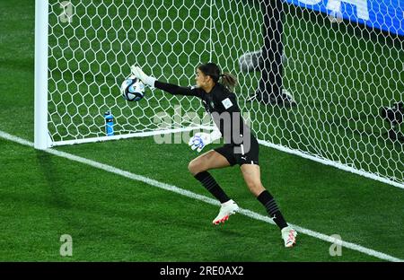 Melbourne, Australien. 24. Juli 2023. Torhüter Khadija Er-Rmichi aus Marokko spart beim Spiel der Gruppe H zwischen Deutschland und Marokko bei der FIFA Frauen-Weltmeisterschaft 2023 in Melbourne, Australien, am 24. Juli 2023. Kredit: Li Yibo/Xinhua/Alamy Live News Stockfoto