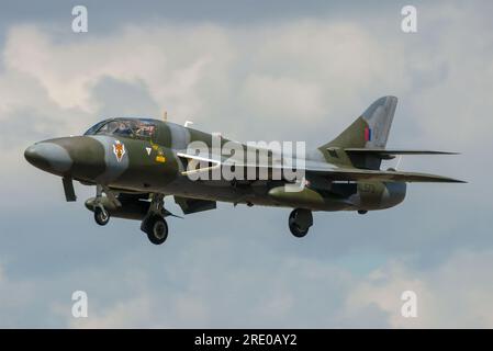 Hawker Hunter T7-Düsenflugzeug landet auf der RIAT-Flugschau. Klassisches Flugzeug, früher mit der RAF als schneller Jet-Trainer. Stockfoto