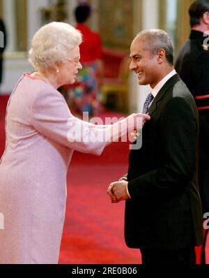 Das Dateifoto vom 04. Januar 023/2008 von George Alagiah, Journalist und Fernsehmoderator, wird von der Königin im Buckingham Palace zu einem OBE gemacht. BBC-Nachrichtensprecher George Alagiah starb im Alter von 67 Jahren, nachdem 2014 Darmkrebs diagnostiziert wurde, sagte sein Agent. Ausgabedatum: Montag, 24. Juli 2023. Stockfoto