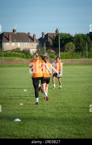 London Bees Training auf dem Hive Trainingsgelände in Harrow, weibliche Fußballmannschaft. Stockfoto