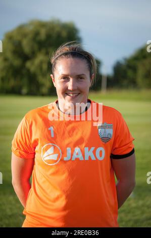 London Bees Training auf dem Hive Trainingsgelände in Harrow, weibliche Fußballmannschaft. Sarah Quantrill ist Torhüterin Stockfoto