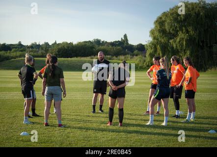 London Bees trainiert auf dem Hive Trainingsgelände in Harrow, Frauen-Football-Team. Manager Lee Burch Stockfoto