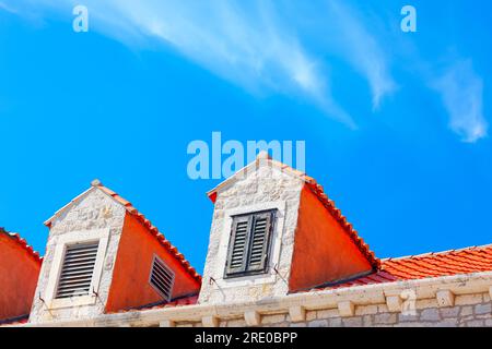 Dachböden eines alten traditionellen Hauses. Dächer der Altstadt von Dubrovnik, Kroatien Stockfoto