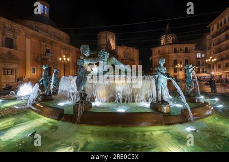 Der Turia-Brunnen auf der Plaza de la Virgen (Platz der Jungfrau). Die Skulptur zeigt Neptun. Der Brunnen ist auch als Fuente del Tribunal De Aguas BE Stockfoto